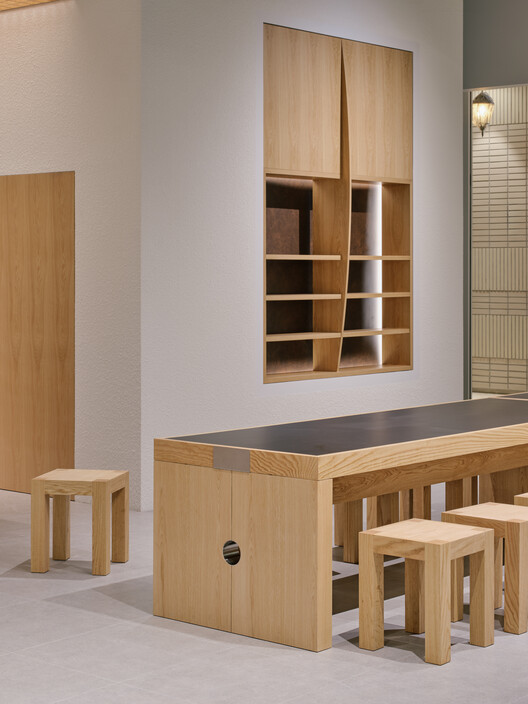 Center Coffee Eastpole 咖啡厅 / KKOL Studio - 室内图, 壁橱, 木头