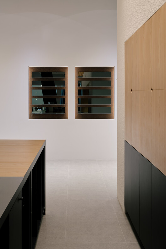 Center Coffee Eastpole 咖啡厅 / KKOL Studio - 室内图, 木头