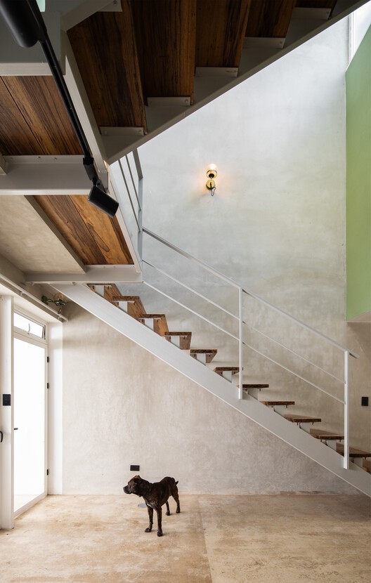 Casa Linde / Quince Cero Uno Arquitectura - Fotografía interior, Escaleras, Madera, Barandas, Iluminación