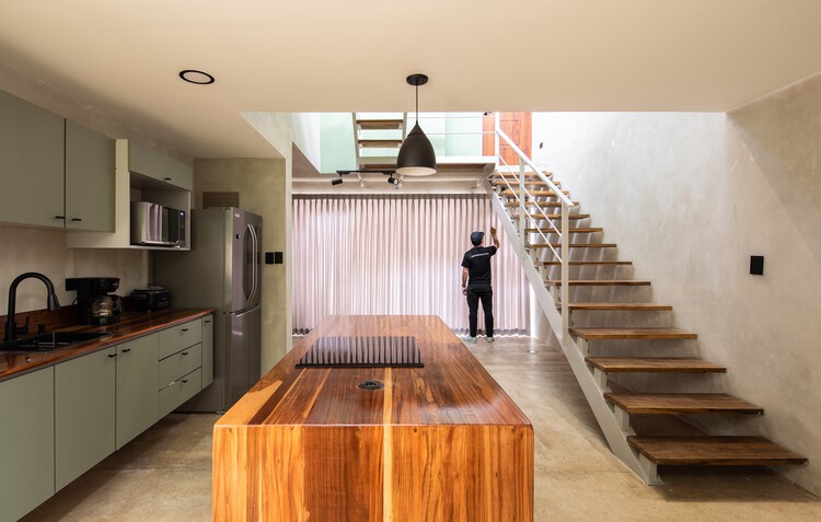 Casa Linde / Quince Cero Uno Arquitectura - Fotografía interior, Cocina, Madera, Encimera, Iluminación, Sillas