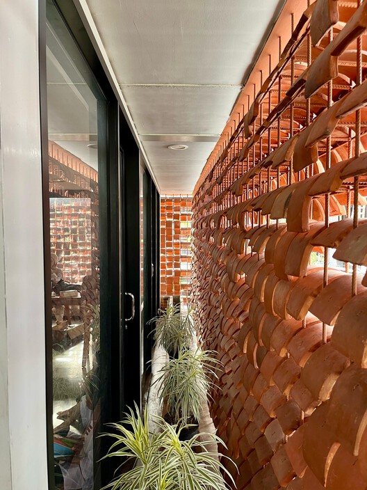 Kampung Mrican Fase 1 y Micro biblioteca Pringwulung / SHAU Indonesia - Fotografía interior, Ladrillo