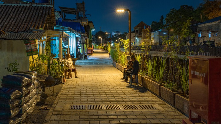 Kampung Mrican Fase 1 y Micro biblioteca Pringwulung / SHAU Indonesia - Fotografía exterior, Iluminación