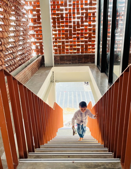 Kampung Mrican Fase 1 y Micro biblioteca Pringwulung / SHAU Indonesia - Fotografía interior, Escaleras, Ladrillo