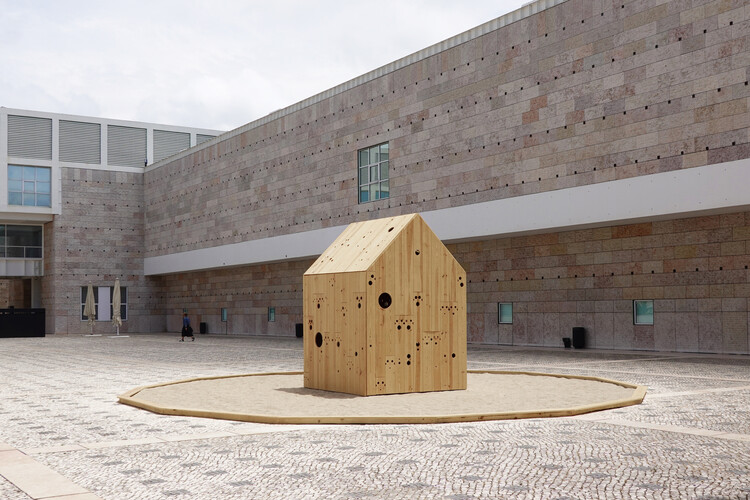 Casa Esquiça (9/10) / Os Espacialistas - Fotografia de Exterior, Concreto