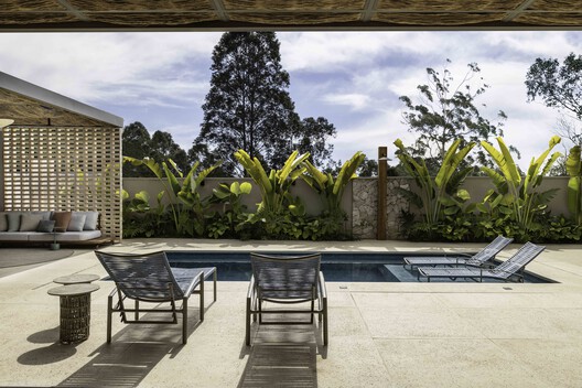 Casa Alvorada / Cassim Calazans Arquitetura - Fotografia de Exterior, Cadeira, Jardim, Pátio, Aido