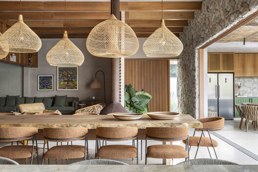 Casa Alvorada / Cassim Calazans Arquitetura - Fotografia de Interiores, Sala de Jantar, Madeira, Iluminação, Mesa, Cadeira