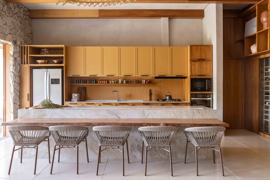 Casa Alvorada / Cassim Calazans Arquitetura - Fotografia de Interiores, Cozinha, Madeira, Mesa, Cadeira, Bancada, Iluminação