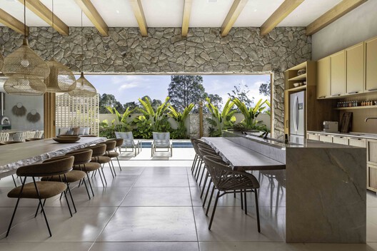 Casa Alvorada / Cassim Calazans Arquitetura - Fotografia de Interiores, Sala de Jantar, Madeira, Mesa, Cadeira, Cozinha, Bancada