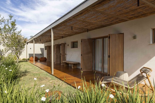 Casa Alvorada / Cassim Calazans Arquitetura - Fotografia de Exterior, Madeira, Jardim, Terraço, Pátio, Aido