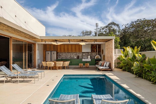 Casa Alvorada / Cassim Calazans Arquitetura - Fotografia de Exterior, Madeira, Cadeira, Pátio, Aido, Jardim, Concreto