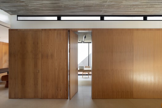 Casa G+B / Mariana Orsi Arquitetura + Design - Fotografía interior, Madera, Puerta
