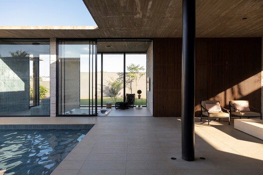 Casa G+B / Mariana Orsi Arquitetura + Design - Fotografía interior, Puerta, Concreto