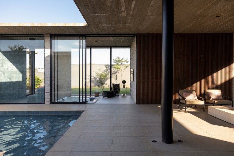 Casa G+B / Mariana Orsi Arquitetura + Design - Fotografía interior, Puerta, Concreto