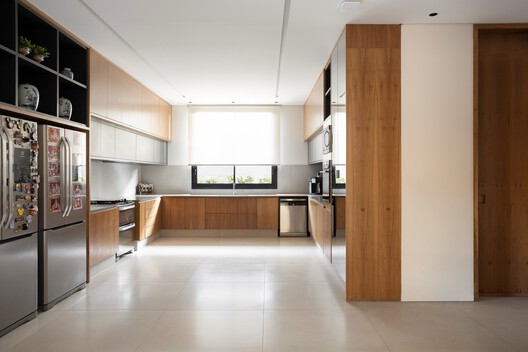 Casa G+B / Mariana Orsi Arquitetura + Design - Fotografía interior, Cocina, Madera, Encimera, Iluminación, Puerta