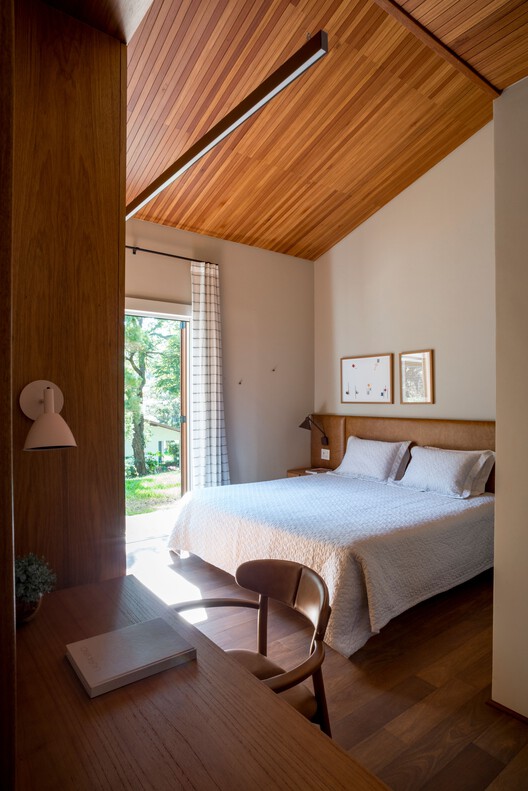 Casa AF / Sandra Sayeg Tranchesi Arquitetura - Fotografia de Interiores, Dormitório, Madeira, Iluminação, Cama