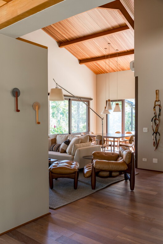 Casa AF / Sandra Sayeg Tranchesi Arquitetura - Fotografia de Interiores, Sala de Estar, Madeira, Iluminação, Cadeira