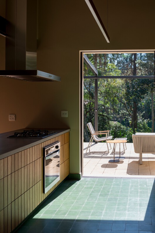 Casa AF / Sandra Sayeg Tranchesi Arquitetura - Fotografia de Interiores, Cozinha, Madeira, Vidro, Bancada, Cadeira
