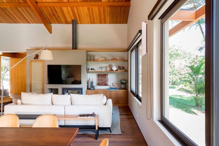 Casa AF / Sandra Sayeg Tranchesi Arquitetura - Fotografia de Interiores, Sala de Estar, Madeira, Sofá, Mesa, Iluminação, Cadeira