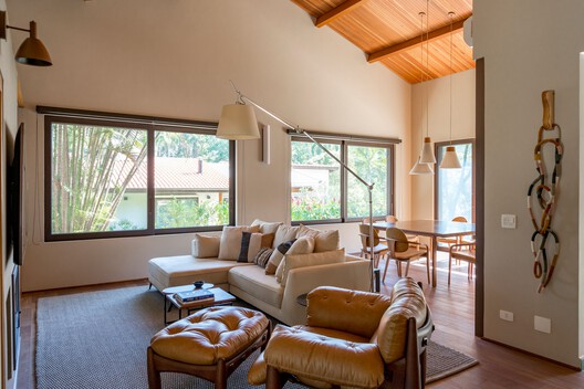 Casa AF / Sandra Sayeg Tranchesi Arquitetura - Fotografia de Interiores, Sala de Estar, Sofá, Madeira, Iluminação, Mesa, Cadeira