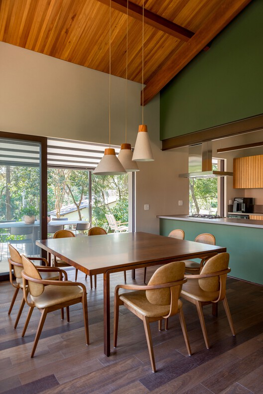 Casa AF / Sandra Sayeg Tranchesi Arquitetura - Fotografia de Interiores, Sala de Jantar, Madeira, Mesa, Cadeira, Iluminação, Vidro