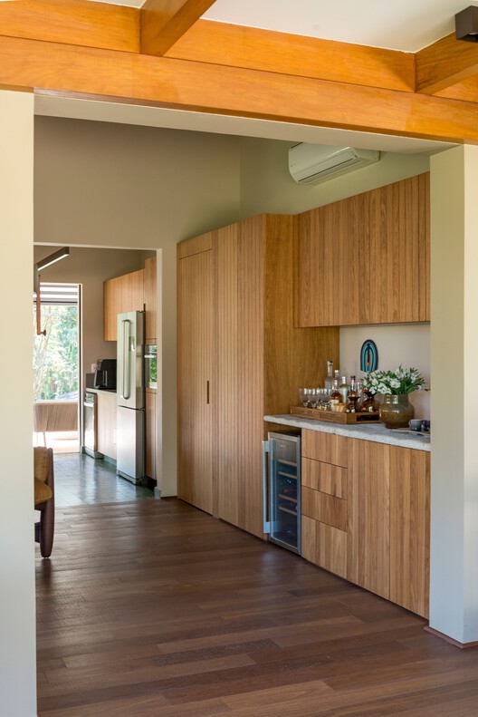 Casa AF / Sandra Sayeg Tranchesi Arquitetura - Fotografia de Interiores, Cozinha, Madeira, Bancada, Cadeira, Porta