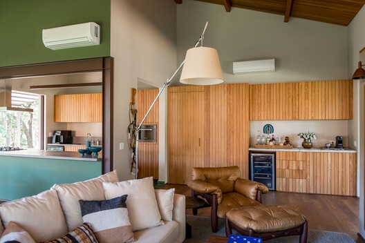 Casa AF / Sandra Sayeg Tranchesi Arquitetura - Fotografia de Interiores, Sala de Estar, Madeira, Iluminação, Cadeira, Sofá, Mesa, Cozinha, Bancada