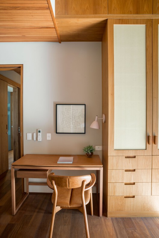 Casa AF / Sandra Sayeg Tranchesi Arquitetura - Fotografia de Interiores, Madeira, Iluminação, Mesa, Cadeira
