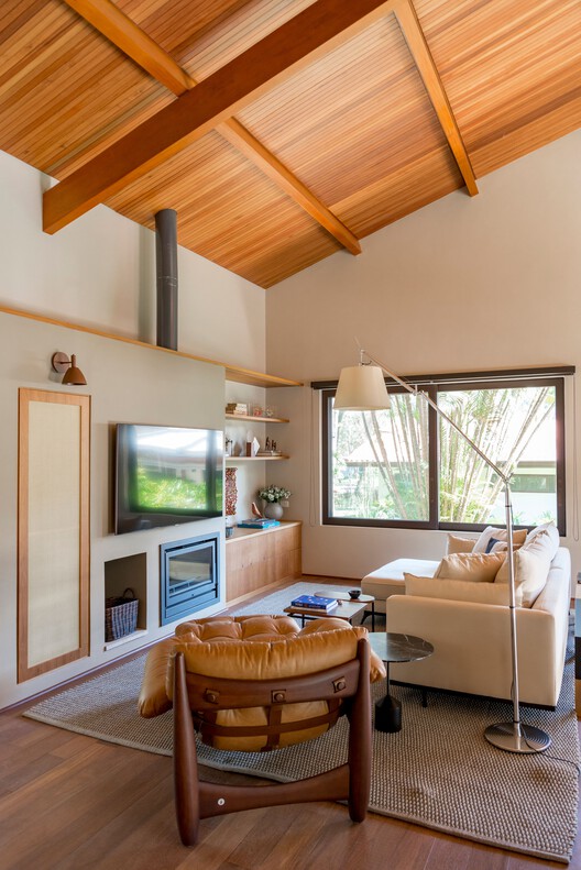 Casa AF / Sandra Sayeg Tranchesi Arquitetura - Fotografia de Interiores, Sala de Estar, Madeira, Iluminação, Sofá, Cadeira, Viga