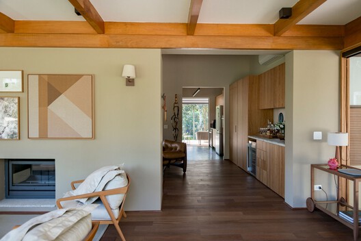Casa AF / Sandra Sayeg Tranchesi Arquitetura - Fotografia de Interiores, Cozinha, Madeira, Mesa, Iluminação, Cadeira, Porta