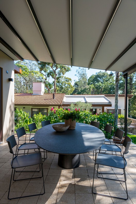 Casa AF / Sandra Sayeg Tranchesi Arquitetura - Fotografia de Interiores, Sala de Jantar, Mesa, Cadeira, Pátio, Aido