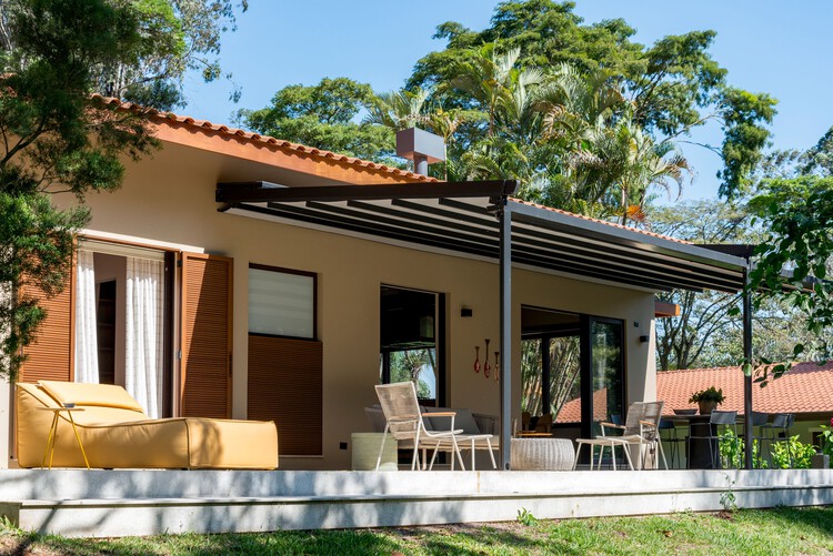Casa AF / Sandra Sayeg Tranchesi Arquitetura - Fotografia de Exterior, Porta, Cadeira, Pátio, Balcão