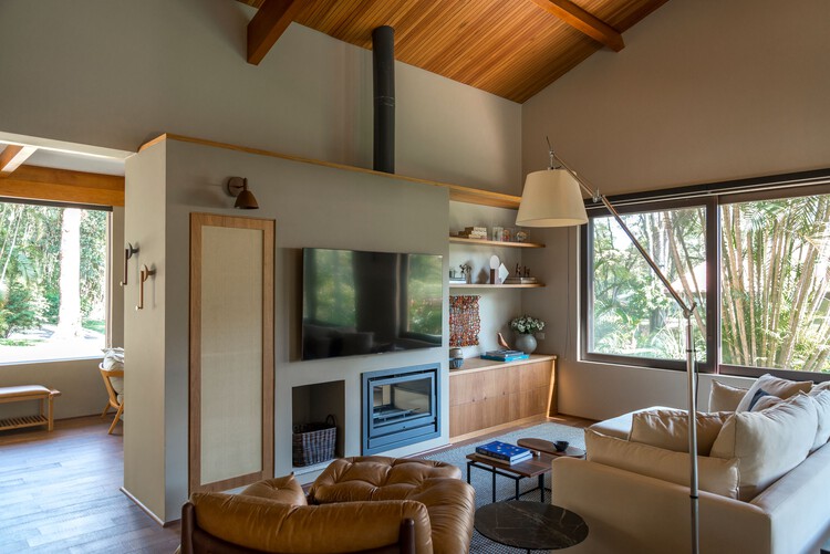 Casa AF / Sandra Sayeg Tranchesi Arquitetura - Fotografia de Interiores, Sala de Estar, Madeira, Sofá, Iluminação, Mesa, Cadeira