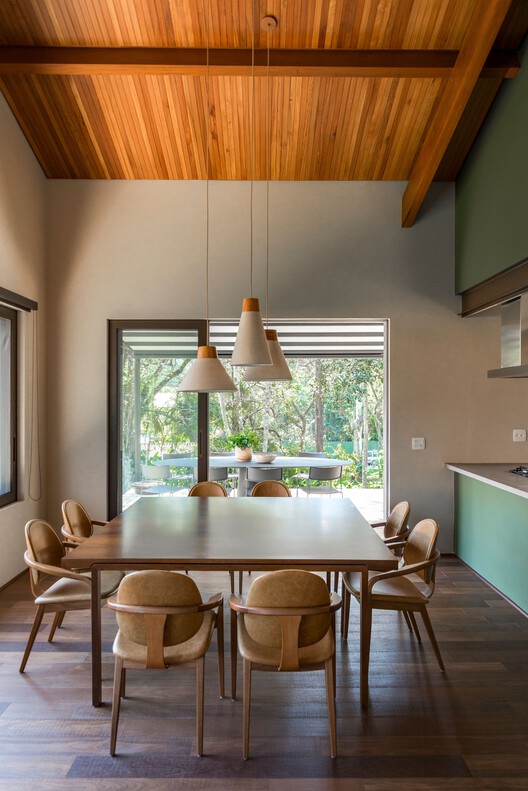 Casa AF / Sandra Sayeg Tranchesi Arquitetura - Fotografia de Interiores, Sala de Jantar, Madeira, Mesa, Iluminação, Cadeira