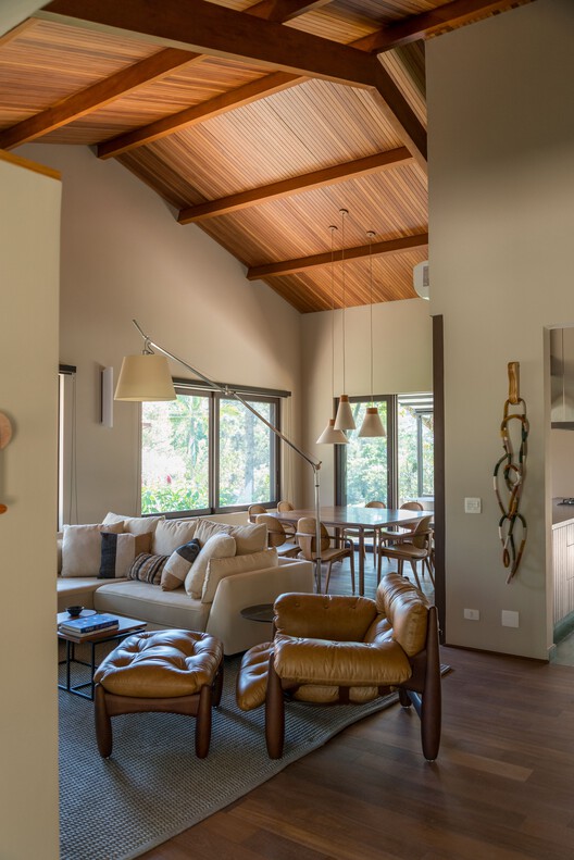 Casa AF / Sandra Sayeg Tranchesi Arquitetura - Fotografia de Interiores, Sala de Estar, Madeira, Sofá, Iluminação, Cadeira, Viga