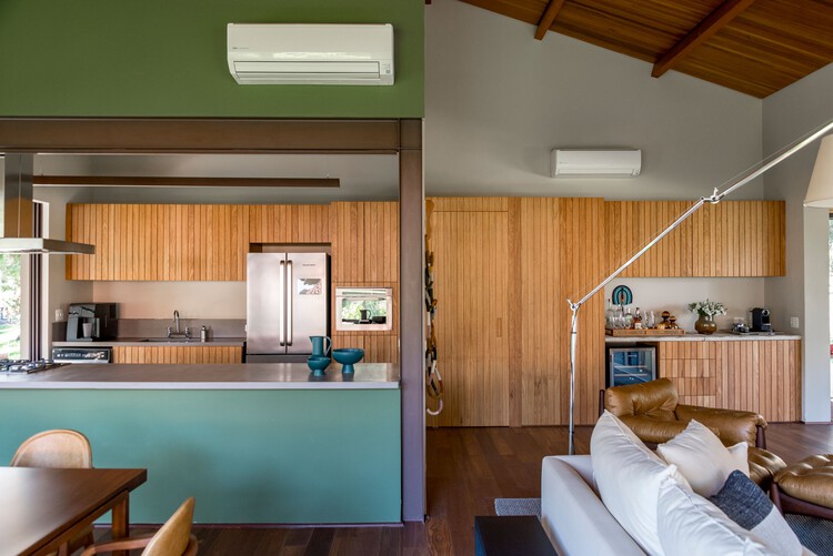 Casa AF / Sandra Sayeg Tranchesi Arquitetura - Fotografia de Interiores, Cozinha, Bancada, Madeira, Cadeira, Mesa, Iluminação