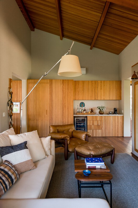 Casa AF / Sandra Sayeg Tranchesi Arquitetura - Fotografia de Interiores, Sala de Estar, Madeira, Sofá, Iluminação, Mesa, Cadeira