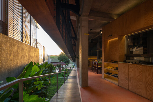 Restaurante Set N Rise Bali / Studio Kota Architecture - Fotografía interior, Madera