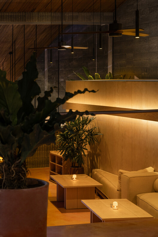 Restaurante Set N Rise Bali / Studio Kota Architecture - Fotografía interior, Iluminación, Sillas