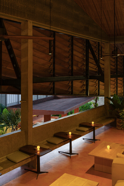 Restaurante Set N Rise Bali / Studio Kota Architecture - Fotografía interior, Madera, Iluminación, Fijación Vigas