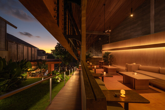 Restaurante Set N Rise Bali / Studio Kota Architecture - Fotografía interior, Comedor, Madera