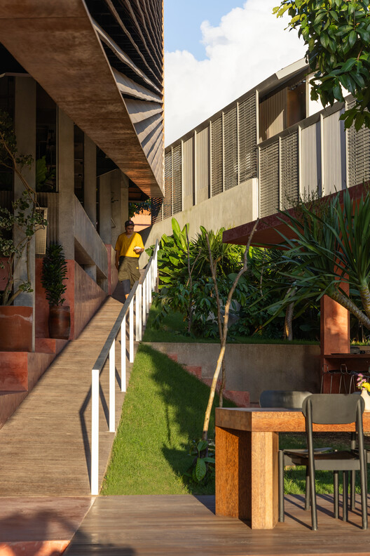 Restaurante Set N Rise Bali / Studio Kota Architecture - Fotografía exterior, Madera, Balcón