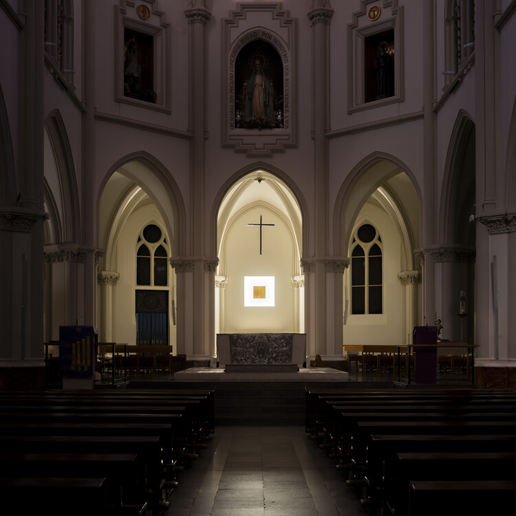 Retablo de la Basílica La Milagrosa / Alberto Campo Baeza - Fotografía interior, Arco, Iluminación, Vidrio, Pilares, Arcada