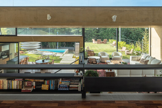 Casa CPG / Obra Arquitetos - Fotografia de Exterior, Madeira, Sofá, Iluminação, Mesa, Cadeira