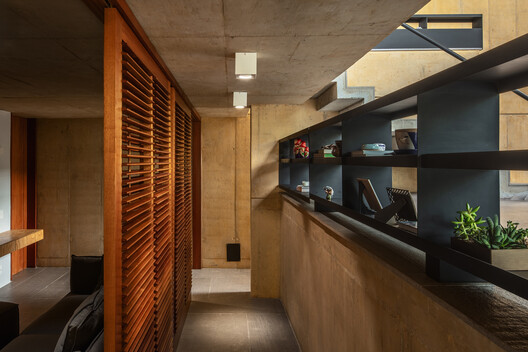 Casa CPG / Obra Arquitetos - Fotografia de Interiores, Cozinha, Madeira, Iluminação, Prateleira, Cadeira