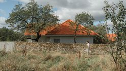 Recuperación de una casa de campo y un granero / Vlad Sebastian Rusu and Studio 82