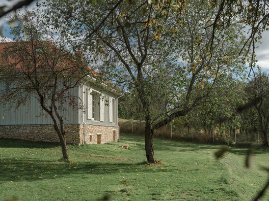 Recuperación de una casa de campo y un granero / Vlad Sebastian Rusu - Fotografía exterior