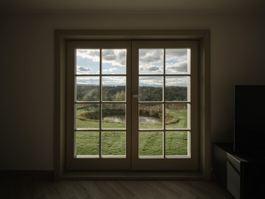 Recuperación de una casa de campo y un granero / Vlad Sebastian Rusu - Fotografía interior, Madera, Vidrio