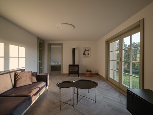 Recuperación de una casa de campo y un granero / Vlad Sebastian Rusu - Fotografía interior, Sala de estar, Madera, Sillas
