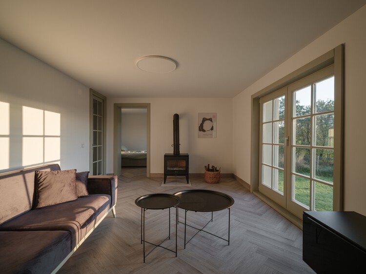 Recuperación de una casa de campo y un granero / Vlad Sebastian Rusu - Fotografía interior, Sala de estar, Madera, Sillas