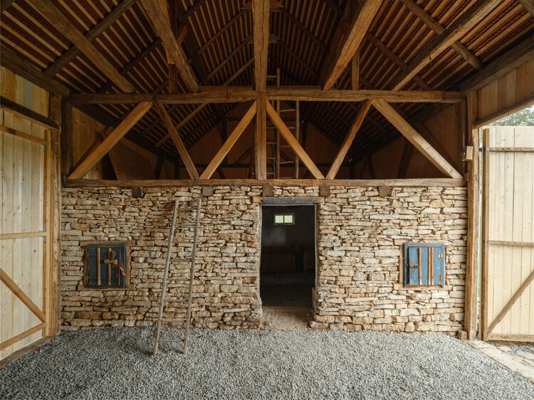 Recuperación de una casa de campo y un granero / Vlad Sebastian Rusu - Fotografía interior, Madera, Fijación Vigas
